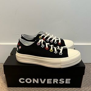 Black Platform Embroided Converse